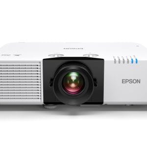 Proyector láser blanco Epson PowerLite L690U con lente frontal y rejillas de ventilación laterales para uso profesional.