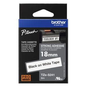 Cinta Brother TZe-S241 Negro sobre Blanco 18mm súper adhesiva laminada original para superficies rugosas.